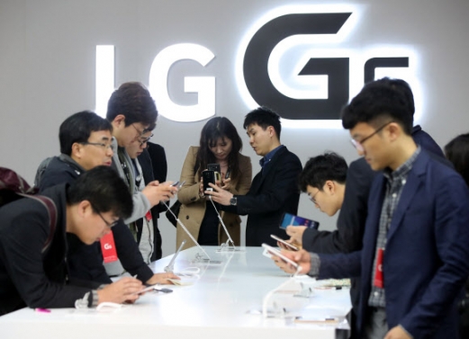LG G6 체험하는 한국 기자들