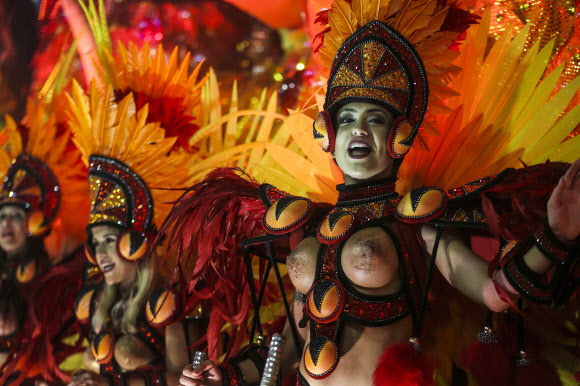 26일(현지시간) 브라질 리우데자네이루 삼보드로무에서 열린 카니발 퍼레이드에서 삼바 공연팀의 댄서가 화려한 의상을 입고 춤을 선보이고 있다. EPA 연합뉴스