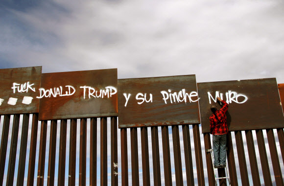멕시코 장벽에서…反트럼프 시위 