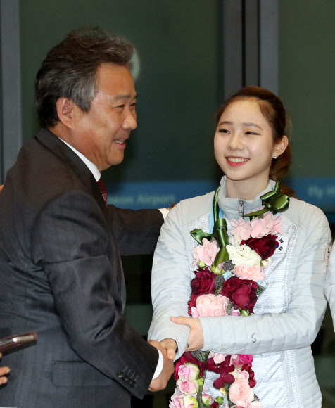 2017 삿포로 동계아시안게임에서 피겨 스케이팅 사상 첫 금메달을 딴 최다빈이 27일 오후 선수단과 함께  인천공항을 통해 귀국, 이기흥 대한체육회장의 환영을 받고 있다.  연합뉴스