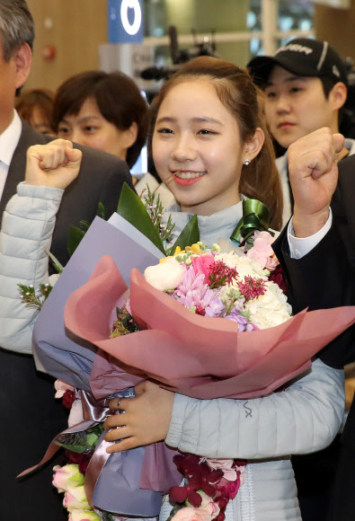 2017 삿포로 동계아시안게임에서 피겨 스케이팅 사상 첫 금메달을 딴 최다빈이 27일 오후 선수단과 함께  인천공항을 통해 귀국, 환영식에서 파이팅을 외치고 있다. 연합뉴스