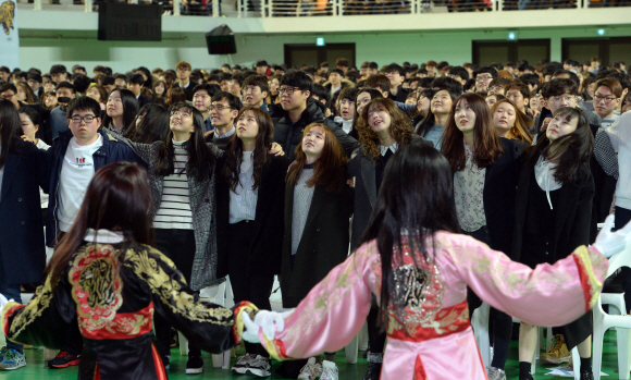 28일 오전 서울 성북구 고려대학교에서 열린 2017학년도 입학식에서 신입생들이 응원단에게 응원가를 배우고 있다. 2017.2.28 도준석 기자 pado@seoul.co.kr