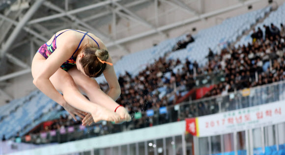 다이빙 시범으로 신입생 환영