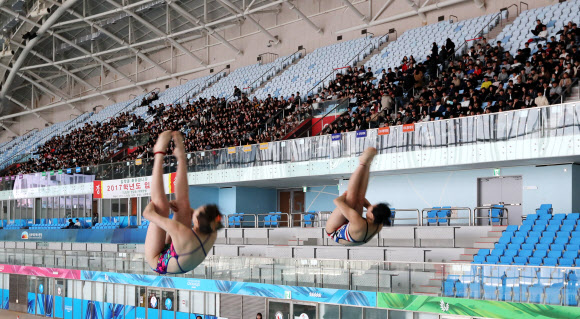 수영장에서 열리는 입학식