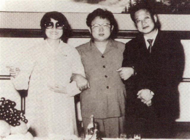 1983년 북한에서 재회한 신상옥 감독(오른쪽)과 최은희씨(왼쪽). 가운데 있는 사람은 김정일. 한울 제공
