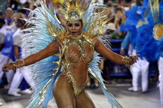 삼바 스쿨의 댄서가 27일(현지시간) 브라질 리우데자네이루 삼바드로메에서 열린 카니발 퍼레이드에서 멋진 공연을 펼치고 있다. EPA 연합뉴스
