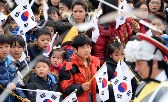 1일  서울 서대문독립공원에서 열린 3·1절 행사에서 어린이와 시민들이 태극기를 들고 대한독립만세를 외치고 있다.2017. 3. 1. 박윤슬 기자 seul@seoul.co.kr