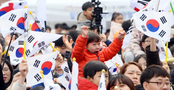 1일  서울 서대문독립공원에서 열린 3·1절 행사에서 어린이와 시민들이 태극기를 들고 대한독립만세를 외치고 있다.2017. 3. 1. 박윤슬 기자 seul@seoul.co.kr