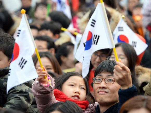 1일  서울 서대문독립공원에서 열린 3?1 절 행사에서  아빠와 딸이 태극기를 흔들고 있다.2017. 3. 1. 박윤슬 기자 seul@seoul.co.kr