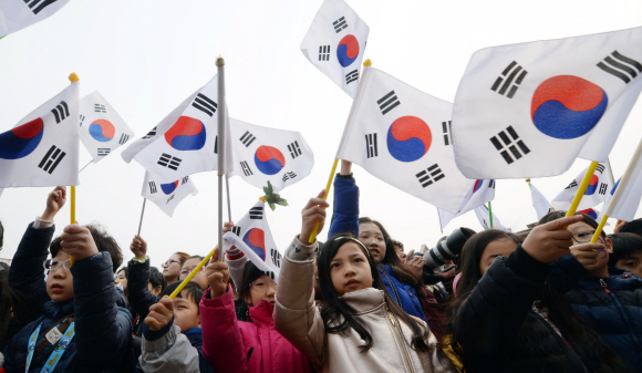 1일  서울 서대문독립공원에서 열린 3·1절 행사에서 어린이와 시민들이 태극기를 들고 대한독립만세를 외치고 있다.2017. 3. 1. 박윤슬 기자 seul@seoul.co.kr