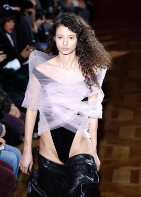 모델이 28일(현지시간) 프랑스 파리에서 열린 ‘여성복 가을-겨울 2017-2018 패션 위크’에서 Y/Project의 작품을 선보이고 있다. AFP 연합뉴스