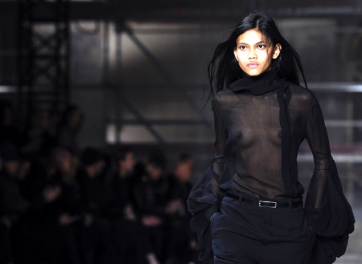 모델이 28일(현지시간) 프랑스 파리에서 열린 ‘여성복 가을-겨울 2017-2018 패션 위크’에서 Yves Saint-Laurent의 작품을 선보이고 있다. AFP 연합뉴스