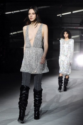 모델이 28일(현지시간) 프랑스 파리에서 열린 ‘여성복 가을-겨울 2017-2018 패션 위크’에서 Yves Saint-Laurent의 작품을 선보이고 있다. AFP 연합뉴스