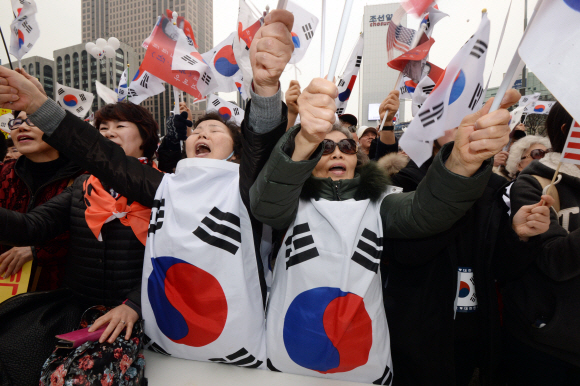 제98돌 3·1절을 맞은 1일 오후 서울 세종대로에서 열린 박근혜 대통령 탄핵 반대 집회에 모인 참가자들이 태극기를 흔들고 있다. 도준석 기자 pado@seoul.co.kr