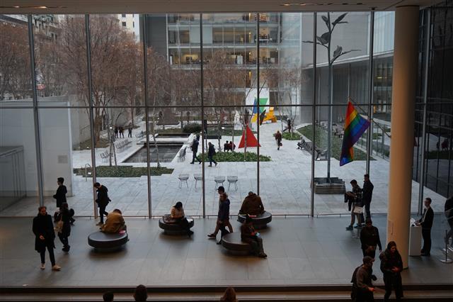 모마는 2004년 요시오 다니구치의 설계로 도시 블록 하나를 차지하는 거대한 미술관으로 거듭났다. 맨해튼 53번과 54번로를 로비에서 이어 주는 방식으로 진정한 도시 속의 미술관을 만들었다. 로비에서 바라본 조각공원과 관람객을 위한 휴식 공간.