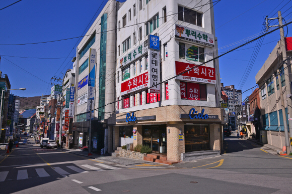 시엘로 제과점에서 본 빵집거리 일대 모습. 주변에 유난히 학원들이 많은데, 이는 빵 수요도 그만큼 많다는 뜻과 같다.