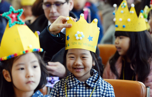 2일 서울 용산구 이태원초등학교에서 열린 입학식에서 신입생들이 재학생으로 부터 선물받은 왕관을 쓰고 즐거워하고 있다. 박윤슬 기자 seul@seoul.co.kr