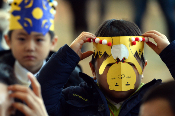 2일 서울 용산구 이태원초등학교에서 열린 입학식에서 한 신입생이 입학 축하 왕관을 거꾸로 쓰는 장난을 치고 있다. 박윤슬 기자 seul@seoul.co.kr