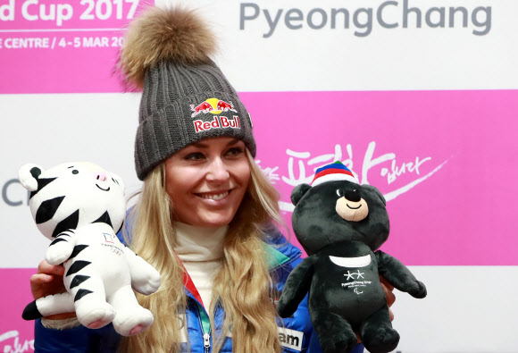 평창 마스코트 든 ’스키 여제’ 린지 본