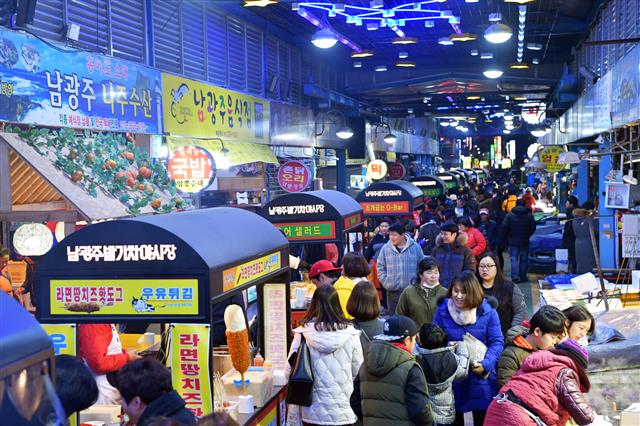 남광주 밤기차 야시장이 열린 지난 18일 야시장에는 특별한 먹거리를 찾아온 시민과 외지인들로 밤늦게까지 북적이고 있다. <br>광주시 제공