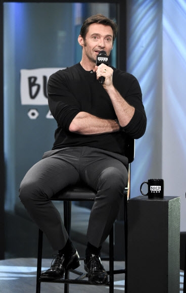 2일(현지시간) 미국 뉴욕의 AOL 스튜디오에서 진행된 ‘BUILD Speaker Series’ 인터뷰에서 영화배우 휴 잭맨이 영화 ‘로건’에 대해 이야기하고 있다. <br>AP 연합뉴스