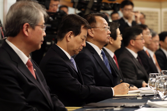 고위 당정회의가 3일 오전 서울 삼청동 총리공관에서 열렸다. 한민구 국방부 장관이 회의에 참석해 있다.  안주영 기자 jya@seoul.co.kr