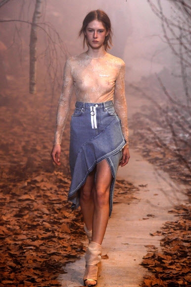 2일(현지시간) 프랑스 파리에서 열린 2017-2018 가을/겨울 여성복 패션쇼에서 패션 브랜드 ‘오프 화이트’의 의상을 입은 모델이 런웨이를 걷고 있다.<br>AFP 연합뉴스