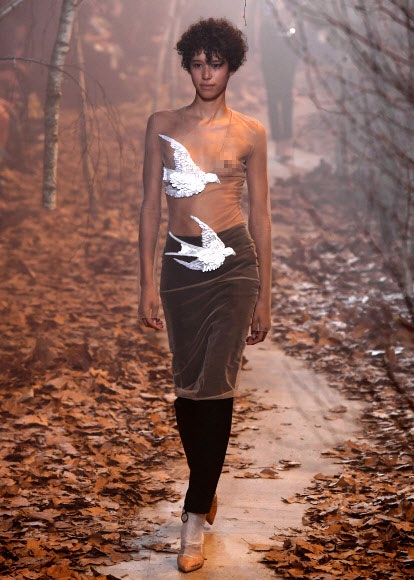 2일(현지시간) 프랑스 파리에서 열린 2017-2018 가을/겨울 여성복 패션쇼에서 패션 브랜드 ‘오프 화이트’의 의상을 입은 모델이 런웨이를 걷고 있다.<br>AFP 연합뉴스