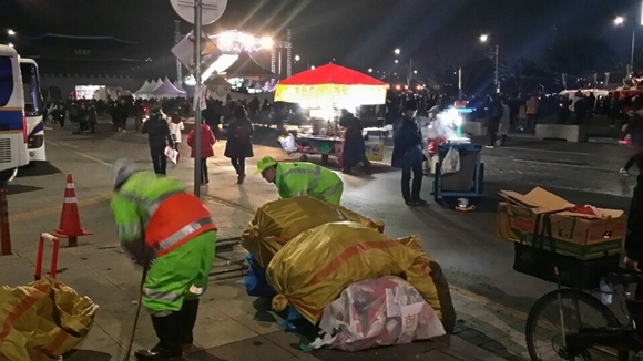 탄핵 찬반집회가 열린 서울 광화문광장 일대를 청소하는 환경미화원들