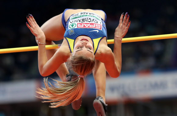 우크라이나 Yuliya Levchenko가 4일(현지시간) 세르비아 베오그라드에서 열린 ‘유럽 육상 실내 챔피언전’ 여자 높이뛰기 결승에서 경기를 치르고 있다. EPA 연합뉴스