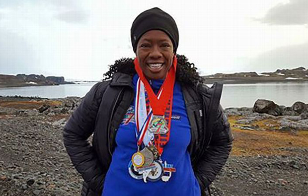 미국의 흑인 여성 리사 데이비스가 지난 1월 남극에서 열린 화이트 콘티넨트 마라톤을 완주함으로써 7일 동안 7대륙 7개 마라톤 풀코스를 완주하는 ´트리플 세븐 퀘스트´를 달성한 뒤 모든 대회 완주 메달을 목에 걸고 포즈를 취하고 있다.  리사 데이비스 제공 ESPN 홈페이지 갈무리 