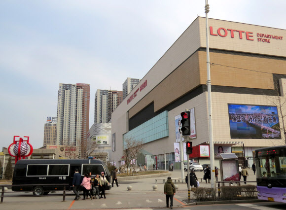 선양 롯데百 앞엔 中경찰기동차량 배치