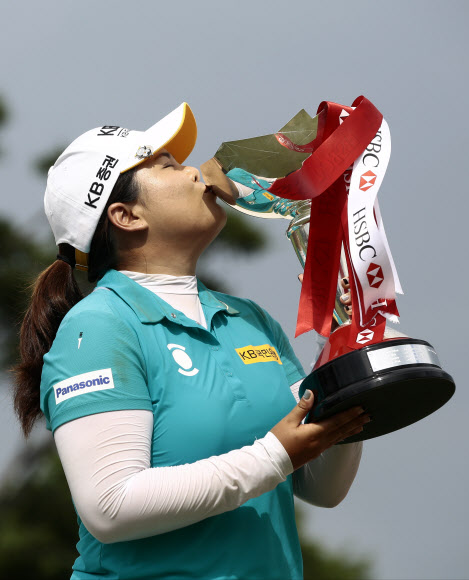 5일(현지시간) 싱가포르 센토사 골프클럽 탄종코스 열린 미국여자프로골프(LPGA) 투어 HSBC 위민스 챔피언스에서 우승을 차지한 박인비가 우승 트로피에 입을 맞추고 있다.  AP 연합뉴스