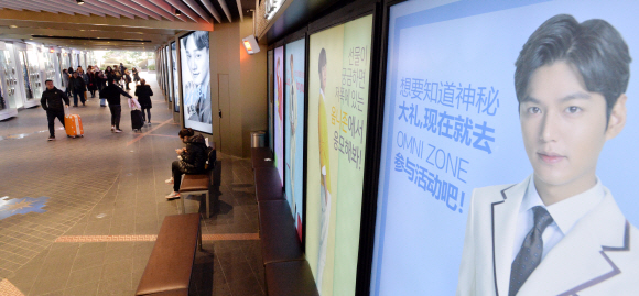 6일 중국인 관광객으로 붐비던 서울 중구 소공동 롯데면세점 앞이 중국 정부의 사드 보복에 나선 후 중국인 관광객이 줄어든 여파로 다소 한산한 모습을 보이고 있다. 롯데그룹이 경북 성주의 골프장을 사드(고고도미사일방어체계) 부지로 제공하기로 결정한 후 중국 정부가 한국 여행상품 판매를 금지하고 중국 내 롯데 계열사에 대해 다방면으로 제재를 가하는 등 사드 보복 수위를 높이고 있다.  손형준 기자 boltagoo@seoul.co.kr