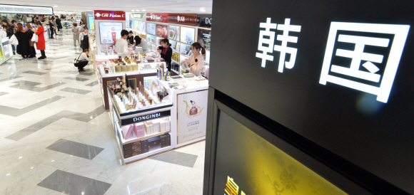 6일 서울 중구 소공동 롯데면세점이 일부 인기 브랜드 매장만 붐빌뿐 중국인 관광객이 줄어든 여파로 다소 한산하다. 롯데그룹이 경북 성주의 골프장을 사드(고고도미사일방어체계) 부지로 제공하기로 결정한 후 중국 정부가 자국 여행사에 한국 여행상품 판매 중단 지시를 내리고 중국 내 롯데 계열사에 대해 다방면으로 제재를 가하는 등 보복 수위를 높이고 있다.  손형준 기자 boltagoo@seoul.co.kr