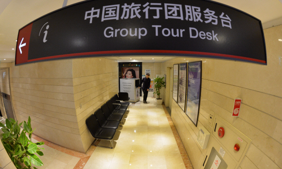 6일 서울 중구 소공동 롯데면세점이 일부 인기 브랜드 매장만 붐빌뿐 중국인 관광객이 줄어든 여파로 다소 한산하다. 롯데그룹이 경북 성주의 골프장을 사드(고고도미사일방어체계) 부지로 제공하기로 결정한 후 중국 정부가 한국 여행상품 판매를 금지하고 중국 내 롯데 계열사에 대해 다방면으로 제재를 가하는 사드 보복 수위를 높이고 있다.  손형준 기자 boltagoo@seoul.co.kr