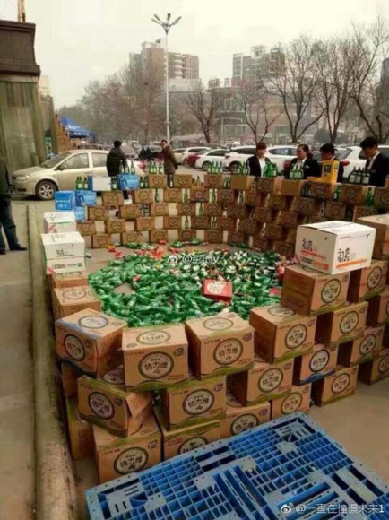 중국 허난성 신정시 완지아 도매시장 앞에 롯데주류의 ’처음처럼’ 등 롯데제품에 대한 불매운동이 진행되는 모습이 지난 5일 웨이보에 게시돼 있다.  웨이보=연합뉴스