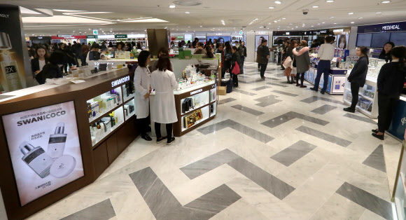 5일 서울 중구 롯데면세점 본점에서 중국인 관광객들이 쇼핑을 하고 있다.고고도 미사일 방어체계(THAAD·사드) 배치 추진에 대한 보복으로 중국이 자국 여행사를 통한 한국 관광 상품 판매를 금지함에 따라 국내 관광·면세 업계의 막대한 피해가 예상된다. 특히 매출의 70% 이상을 중국인에 의존하는 면세점 매출은 단체관광이 아닌 개별 자유여행은 가능하다고 해도 연간 4조 원 이상의 매출 급감이 불가피할 전망이다.  연합뉴스