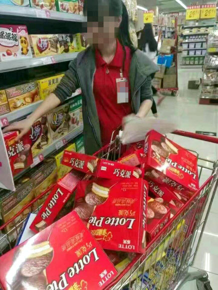 주한미군 사드(고고도 미사일 방어체계) 부지를 제공키로 한 롯데를 대상으로 한 중국 내 불매 운동이 확산하는 가운데 광둥성 선전시 중국계 슈퍼마켓의 직원이 롯데의 과자를 회수하고 있다.  현지 교민 제공=연합뉴스