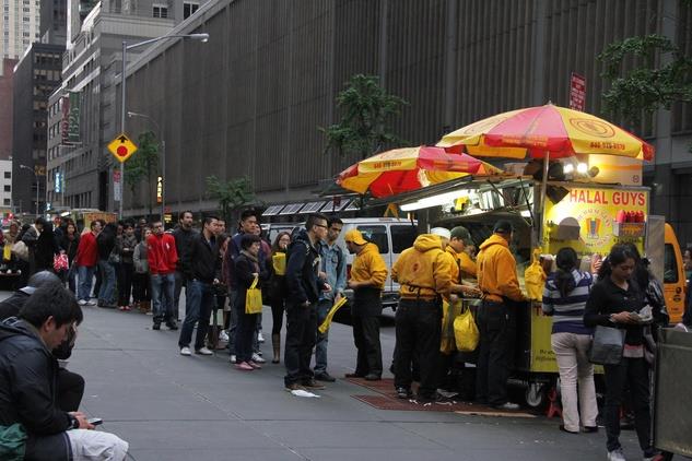 할랄 음식은 무슬림만의 것이 아닌 전 세계 음식으로 진화하고 있다.  미국 뉴욕 맨해튼 타임스스퀘어 인근에서 사람들이 푸드트럭 ‘할랄가이스’의 음식을 사기 위해 길게 줄을 서 있는 모습.   할랄가이스 페이스북