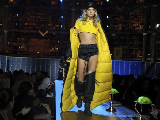 6일(현지시간) 프랑스 파리에서 가수 겸 디자이너 리한나가 디자인한 펜티(Fenty) 가을/겨울 컬렉션 의상을 입은 모델이 런웨이를 걷고 있다.<br>AP 연합뉴스