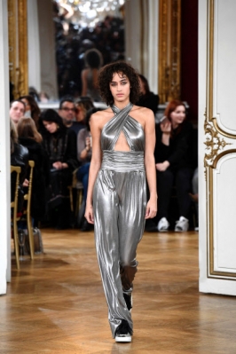 모델이 7일(현지시간) 프랑스 파리에서 열린 ‘여성 가을-겨울 기성복 컬렉션 패션 쇼’에서 Paul & Joe 작품을 선보이고 있다. AFP 연합뉴스