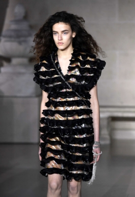 모델이 7일(현지시간) 프랑스 파리에서 열린 ‘여성 가을-겨울 기성복 컬렉션 패션 쇼’에서 루이비통 작품을 선보이고 있다. AFP 연합뉴스