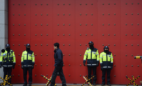 한국의 사드 배치로 중국의 보복조치가 계속되는 가운데 8일 오후 서울 명동 주한중국대사관에 경계가 강화되고 있다. 2017.3.8 도준석 기자 pado@seoul.co.kr