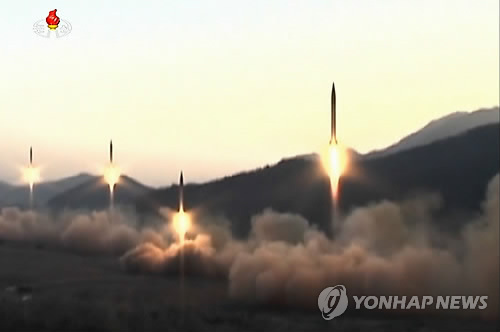 북한의 동창리 일대에서 탄도미사일 4발이 발사되는 모습. 도쿄 AFP=연합뉴스