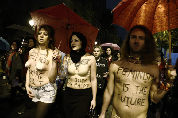 8일(현지시간) 그리스 아테네에서 열린 ‘세계 여성의 날’ 기념 행진에서 여성들이 속옷만 입은 채 시위를 벌이고 있다. EPA 연합뉴스