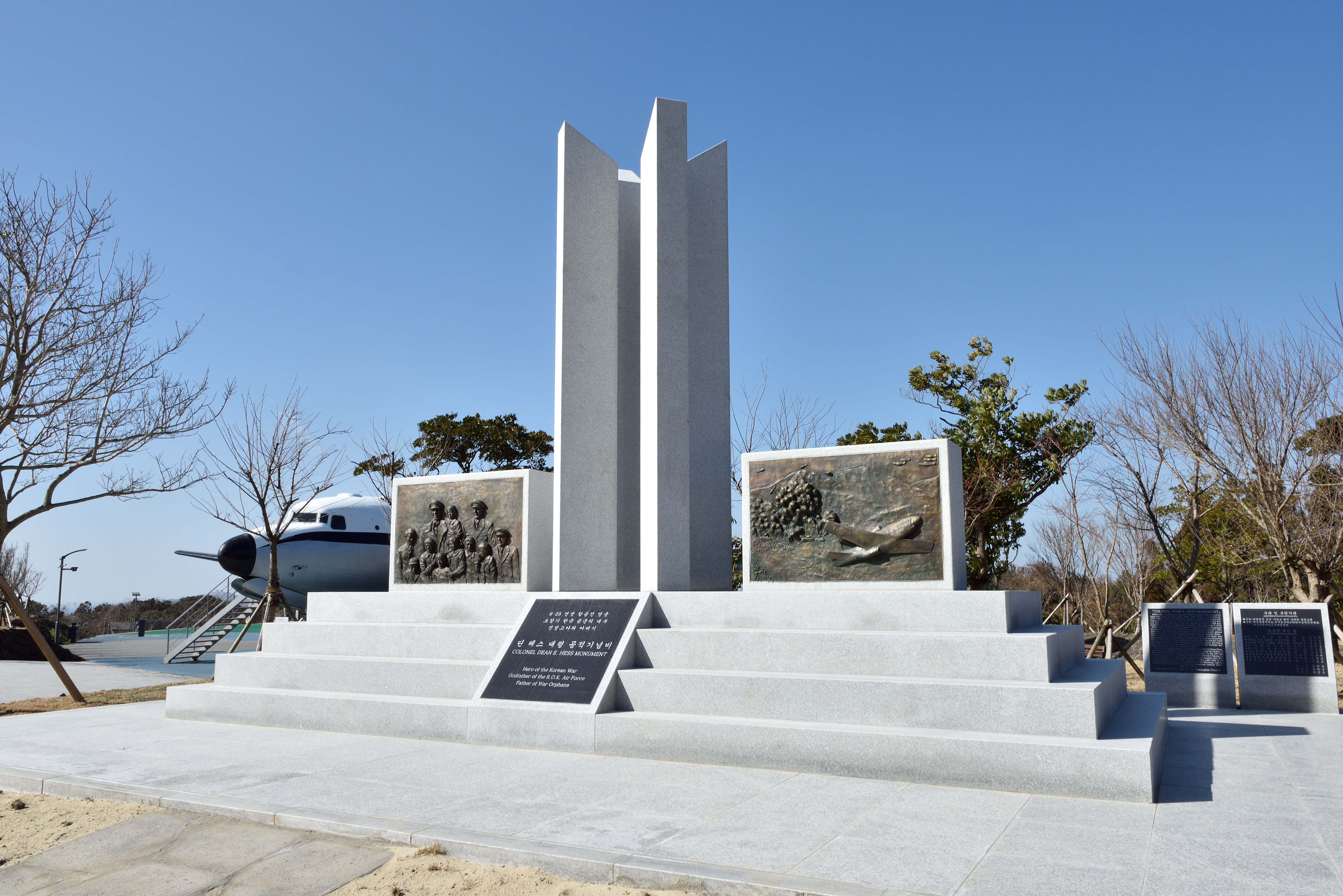 9일 제주 항공우주박물관 야외 전시장에 들어선 딘헤스 공군대령 기념비 