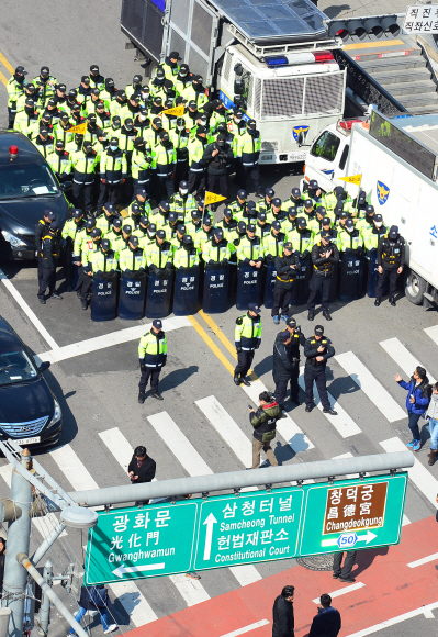 박근혜대통령 탄핵심판을 하루 앞둔 9일 서울 헌법재판소 인근 안국역에서 경찰들이 도로를 막고 경비를 서고 있다.  박지환 기자 popocar@seoul.co.kr