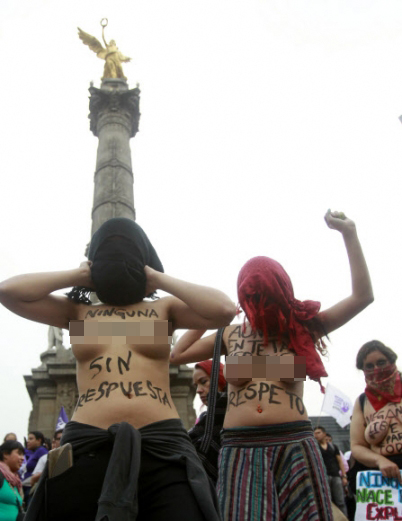 세계 여성의 날인 8일(현지시간) 멕시코의 수도 멕시코시티에서 반라의 여성들이 권리 보장과 성 평등을 외치며 시위를 벌이고 있다. EPA 연합뉴스