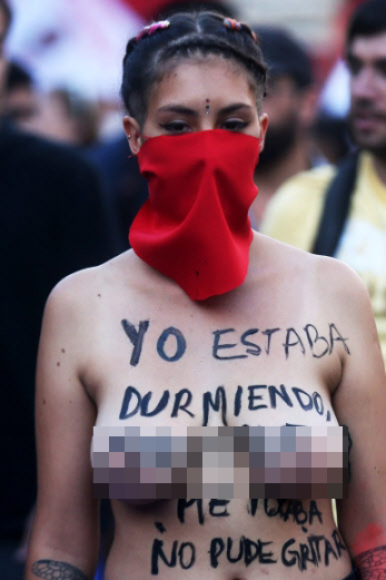 세계 여성의 날인 8일(현지시간) 칠레의 수도 산티아고에서 반라의 여성이 권리 보장과 성 평등을 외치며 시위를 벌이고 있다. EPA 연합뉴스